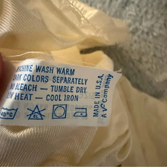 Vintage Vanity Fair Nude Lace Trim Tricut Tank Top Size 38 XL - Picture 4 of 4